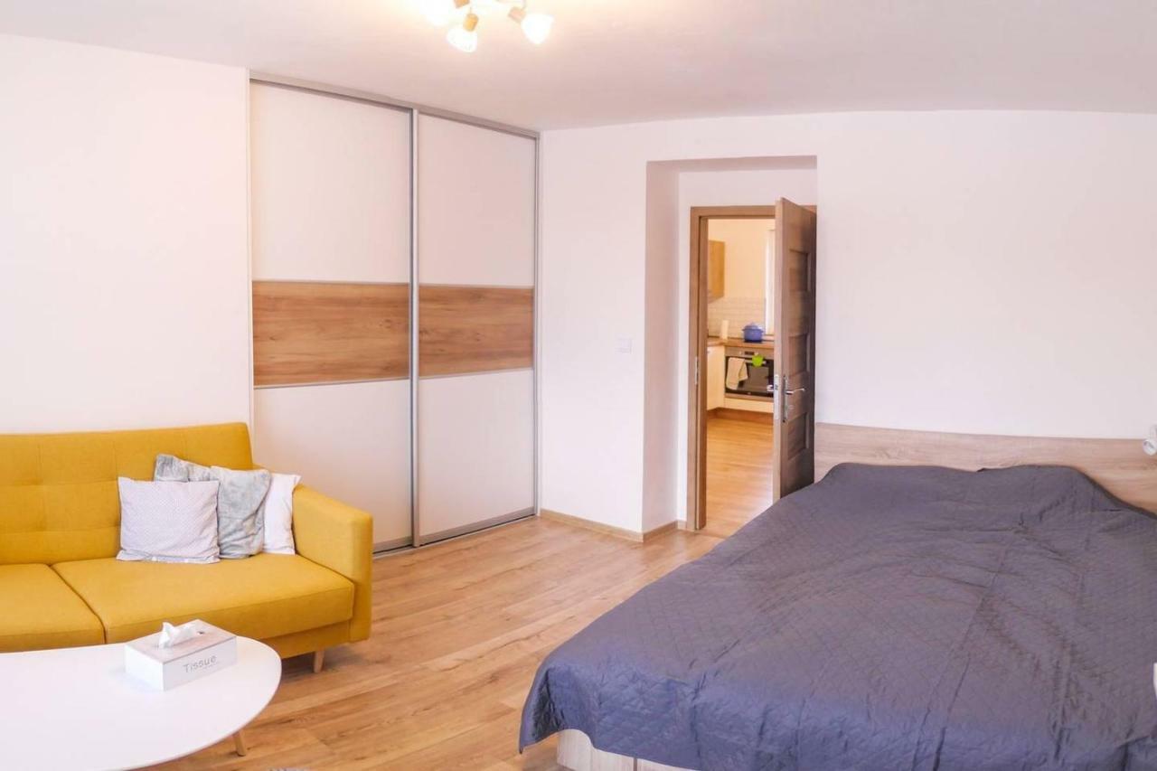 2 Bedroom Flat In The Heart Of Liptovsky Mikulas Bagian luar foto